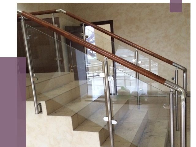 Комбинированные перила из металла и дерева в Домодедове